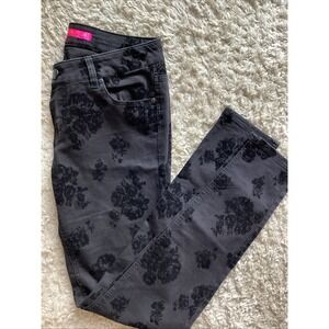 TINSELTOWN WOMANS BLACK JEANS WITH ROSE DESIGN SIZE 9 Low rise Skinny Jeans